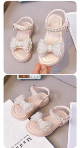 Detailansicht pinke Prinzessin Sandalen für Mädchen mit Perlen- und Schleifenverzierung
