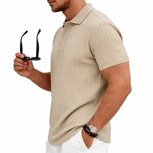 Détail latéral du polo en maille torsadée beige pour homme avec texture verticale