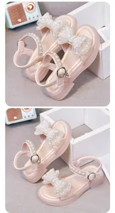 Detailansicht rosa Prinzessinnen-Sandalen für Mädchen mit Perlschleife und Strass