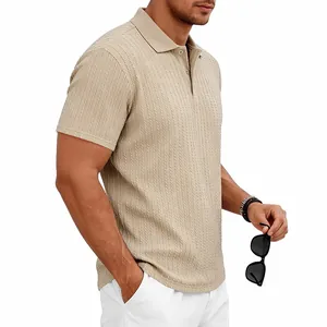 Vue latérale détaillée d'un polo en maille beige pour homme avec une texture de torsades