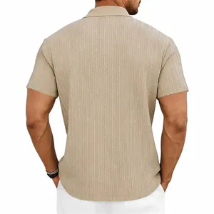 Vue arrière d'un polo en maille kaki pour homme avec une texture de maille torsadée verticale.