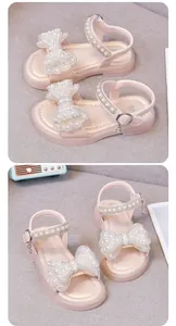 Detailansichten der eleganten rosa Prinzessinnen-Sandalen für Mädchen mit Perlen-Schleifen