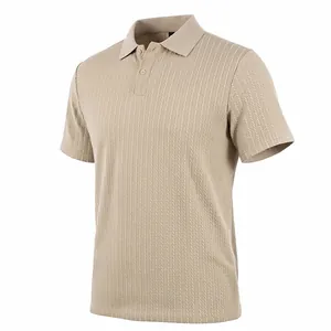 Gros plan d'un polo beige pour homme avec une texture unique de tricot torsadé fin