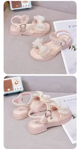 Detailansicht der rosa Mädchensandalen mit großer Perlschleife und Perlenriemen