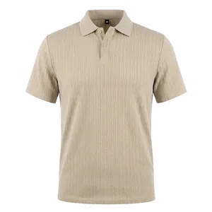 Gros plan d'un polo beige pour homme avec texture jacquard en tricot et boutons