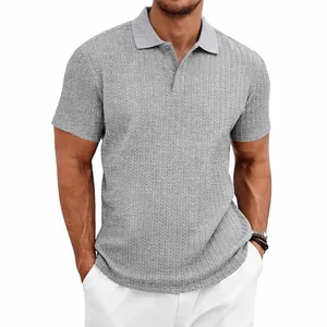 Détail d'un polo en maille gris pour homme présentant un motif torsadé vertical