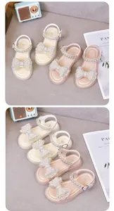 Detailansicht von Mädchen-Prinzessin-Sandalen mit eleganten Perlen-Schleifen und Sohlen
