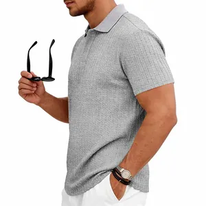 Polo en tricot gris pour hommes avec une texture jacquard élégante et torsades