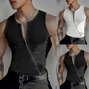 Détail d'un débardeur côtelé ajusté pour homme avec fermeture éclair diagonale unique