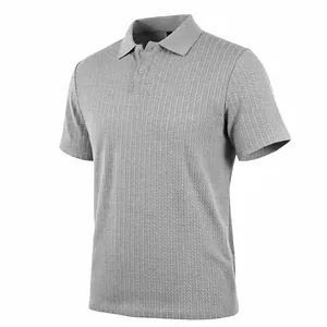 Vue détaillée d'un polo gris pour hommes avec une texture jacquard tricotée unique