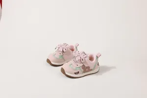 Vista dettagliata delle scarpe primi passi in rete rosa con suole in gomma morbida