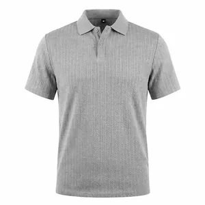 Gros plan d'un polo gris pour hommes avec un motif jacquard texturé en maille torsadée