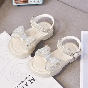 Eleganti sandali da principessa bianchi per bambine con un grande fiocco di perle