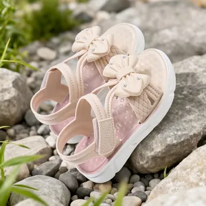 Sandalias rosas para niña con lazo y pedrería para la playa y el verano
