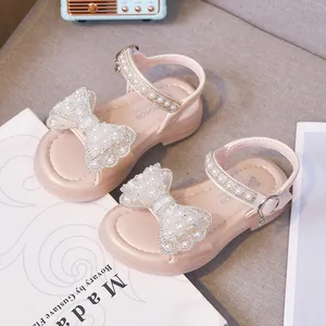 Eleganti sandali rosa per bambina con fiocco di perle e punta aperta per l'estate