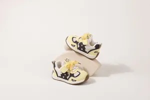 Dettaglio scarpe da camminata traspiranti per neonati con suole morbide antiscivolo