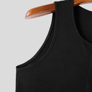 Gros plan détaillé sur la texture du tissu côtelé noir et l'encolure d'un débardeur cintré pour homme