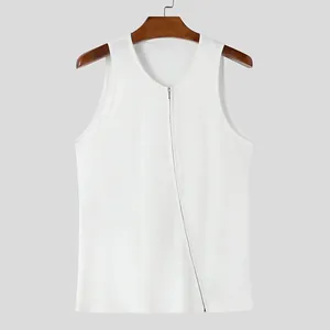 Vue détaillée d'un débardeur blanc côtelé pour hommes avec fermeture éclair asymétrique