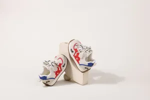 Dettaglio di sneakers traspiranti per neonati con suola morbida