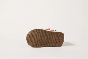 Vista dettagliata della suola in gomma marrone antiscivolo di scarpe per bambini