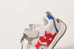Dettaglio macro della scarpa da camminata per bambini con velcro e tessuto traspirante