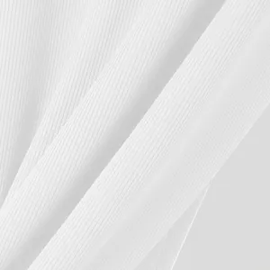 Détail en gros plan de la texture du tissu côtelé blanc montrant le motif de tricot vertical.