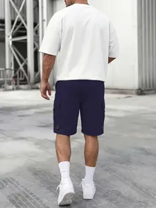 Rückansicht der marineblauen Cargo-Shorts für Herren mit vielen funktionellen Taschen