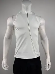Détail du débardeur côtelé blanc pour hommes avec fermeture éclair diagonale unique