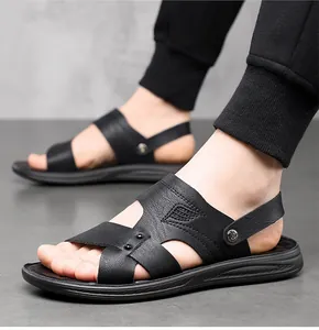 Detailansicht von stilvollen schwarzen Herren-Leder-Sandalen für den Strand mit rutschfester Sohle
