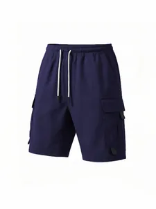 Vorderansicht der dunkelblauen Herren-Cargo-Shorts mit Seitentaschen und Kordelzug.