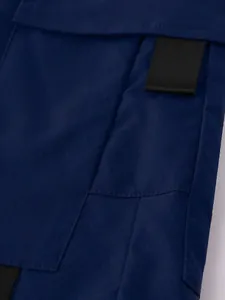 Detailaufnahme der marineblauen Cargo-Shorts mit Stoffstruktur und schwarzem Band