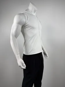 Détail d'un débardeur côtelé pour homme avec fermeture éclair diagonale élégante.