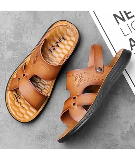 Detailansicht brauner Herren-Sandalen mit atmungsaktiver Waben-Innensohle und Riemen.