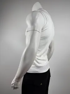 Vue détaillée de côté d'un débardeur blanc côtelé ajusté pour homme avec texture