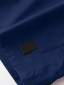 Detailansicht des blauen Stoffes und des schwarzen Gurtbandes an Herren Cargo-Shorts