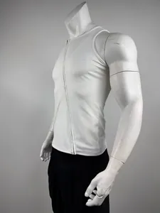 Détail du débardeur côtelé blanc pour hommes avec fermeture éclair diagonale unique.