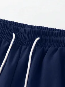 Detailaufnahme der dunkelblauen Shorts mit elastischem Bund und weißem Kordelzug