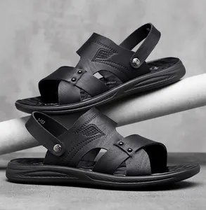 Detail von schwarzen Herren-Sandalen mit strukturierten Riemen und rutschfester Sohle.