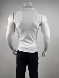 Détail de la vue arrière d'un débardeur blanc côtelé ajusté pour homme de qualité