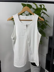 Débardeur côtelé blanc pour homme avec une fermeture éclair diagonale sur un cintre.