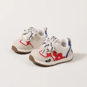 Scarpe primi passi in mesh traspirante con suola morbida antiscivolo per neonati.