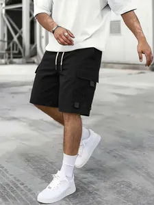 Detailansicht der schwarzen Cargo-Shorts für Herren mit mehreren Taschen und Kordelzug