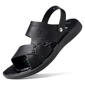 Detailansicht der schwarzen, atmungsaktiven Herren-Sandalen mit rutschfester Gummisohle