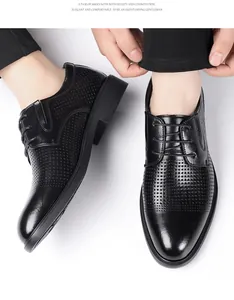 Gros plan de chaussures de ville en cuir noir perforé pour hommes de style professionnel