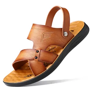 Detailansicht der braunen Herren-Ledersandalen mit Kreuzriemen, Nieten und rutschfester Sohle