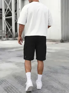 Rückansicht der schwarzen Herren-Cargo-Shorts mit seitlichen Taschen und lockerer Passform.