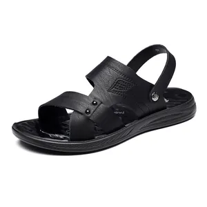 Detailaufnahme der schwarzen Outdoor-Strandsandalen für Herren mit Lederstruktur