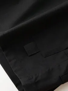 Detaillierte Nahaufnahme der schwarzen Baumwoll-Cargo-Shorts für Herren Textur