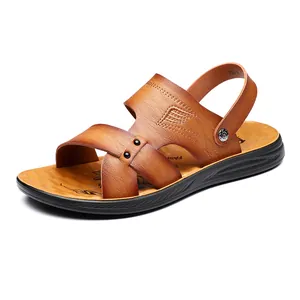 Detailansicht brauner Herren-Outdoorsandalen mit strukturierter rutschfester schwarzer Sohle.