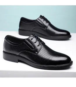 Vue détaillée de chaussures de ville noires perforées pour hommes avec lacets